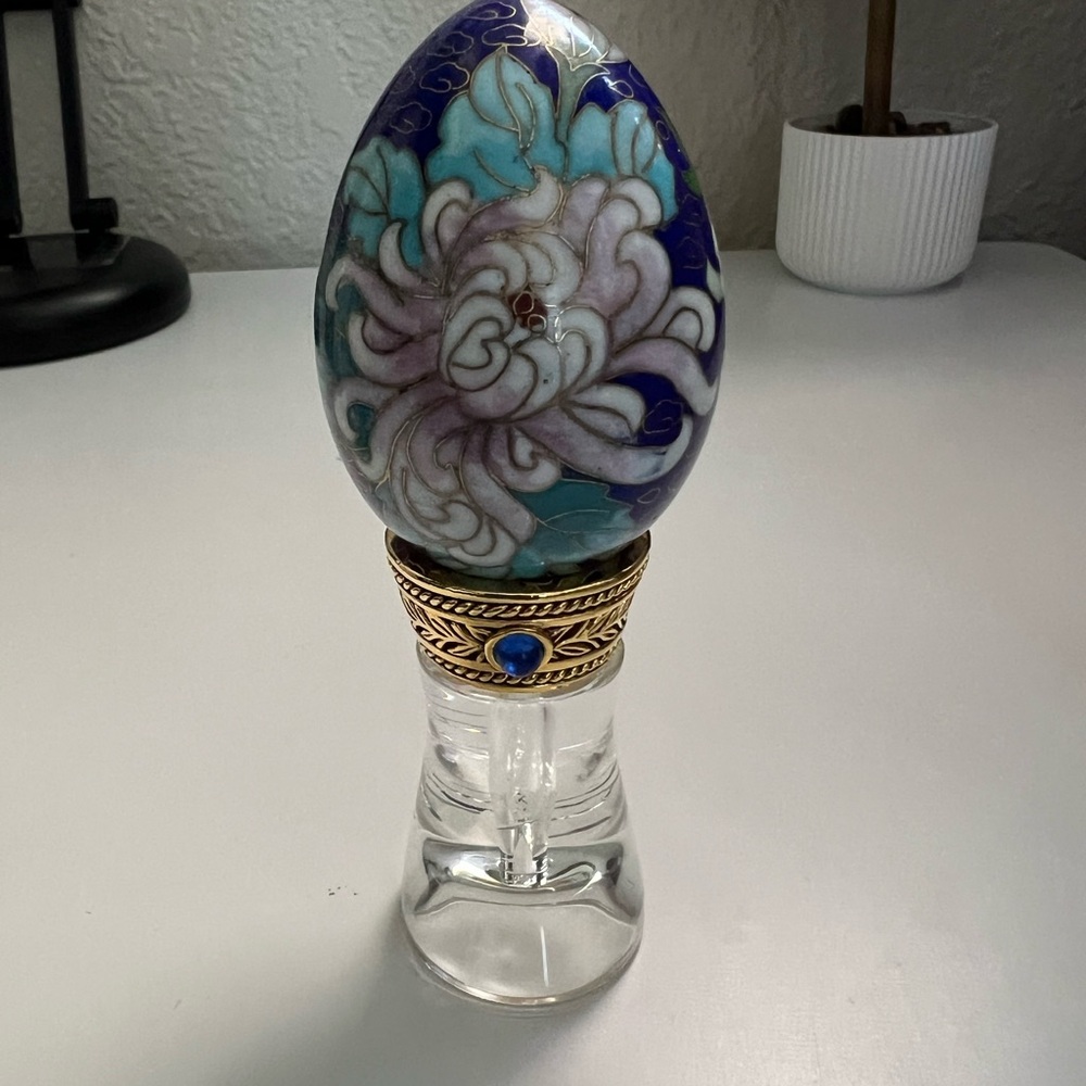 Vintage Cloissone Egg on Joan Rivers imperial flower base.